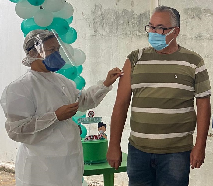 Dr. Cantuario recebendo a primeira dose da vacina contra à covid-19
